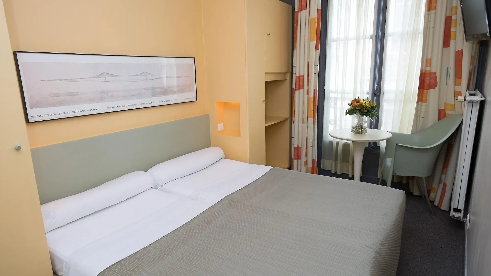 Trendy Canettes Hotel Paris
