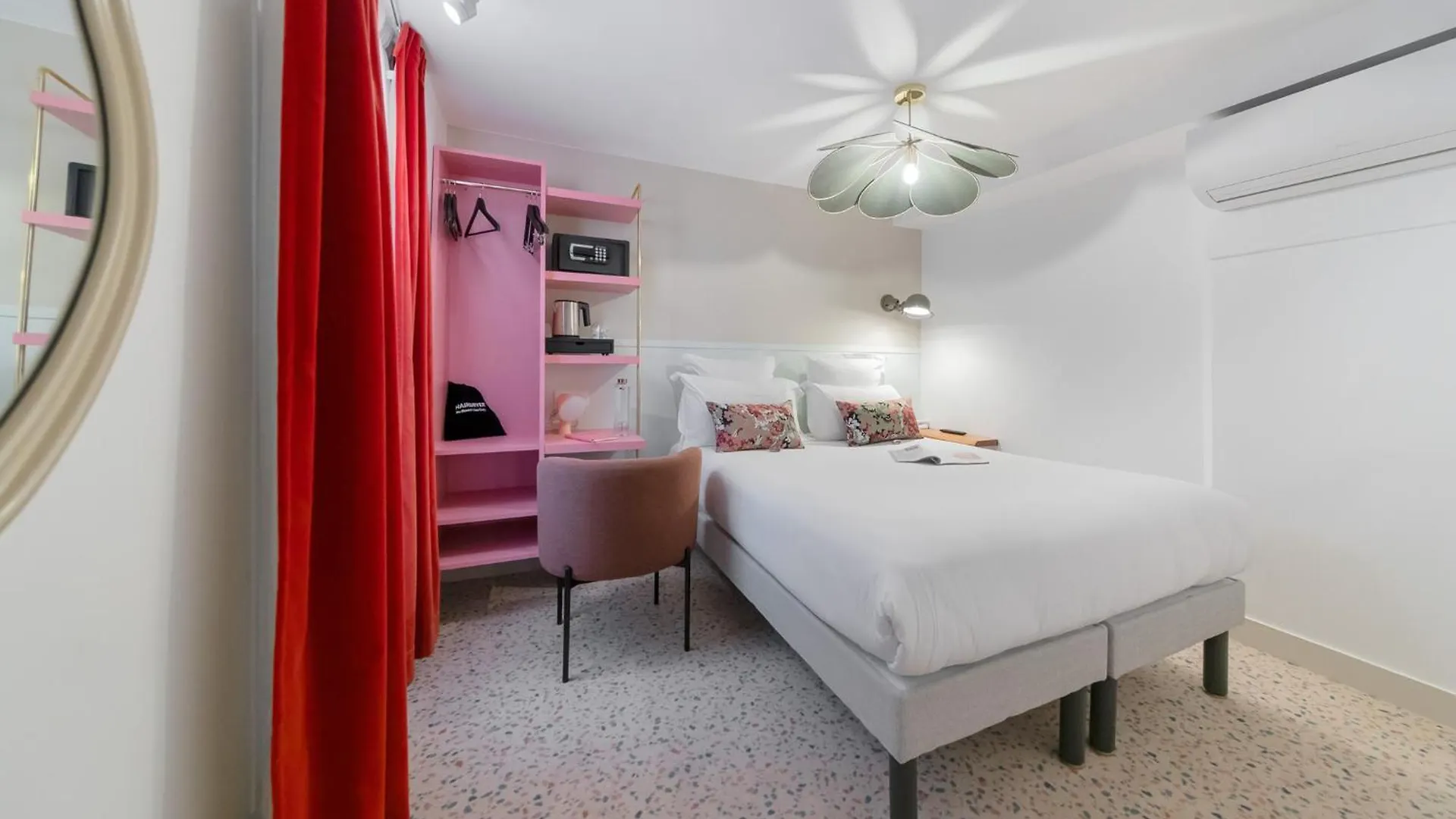 Trendy Canettes Hotel Paris
