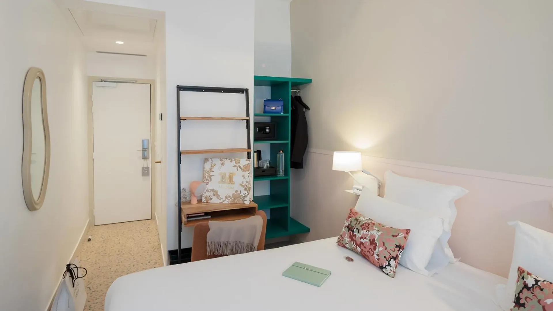 Trendy Canettes Hotel Paris