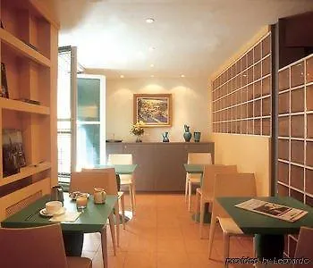 ***  Trendy Canettes Hotel Parigi Francia